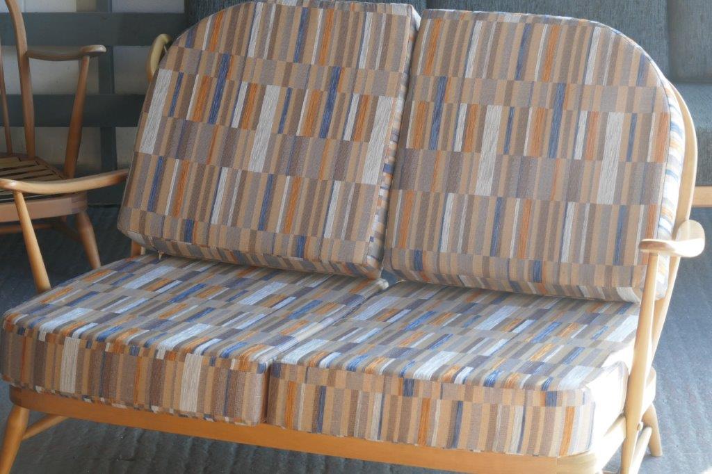 Ercol 203 2 Seater Settee 2 Seats and Back Cushions in Blue/Beige Rectangular Maze.