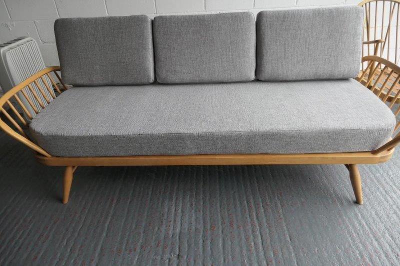 Ercol 355 Studio Couch in Eccleshill Light Grey 
