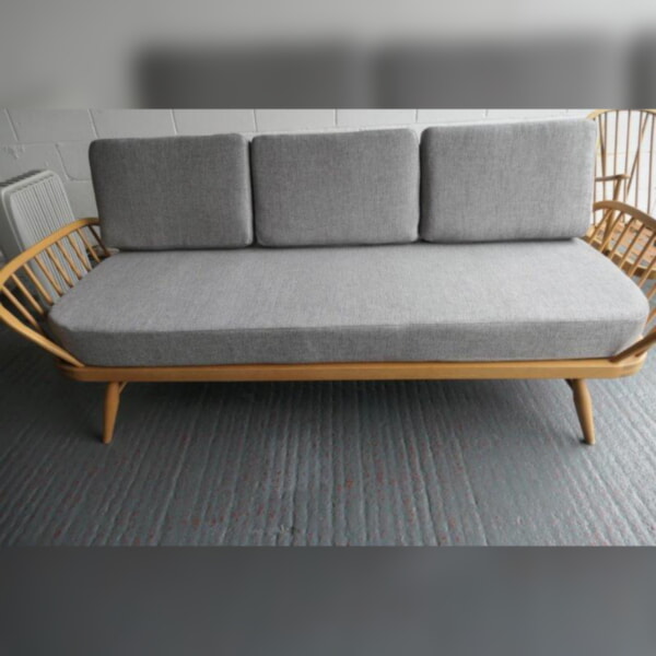 Ercol 355 Studio Couch in Eccleshill Light Grey