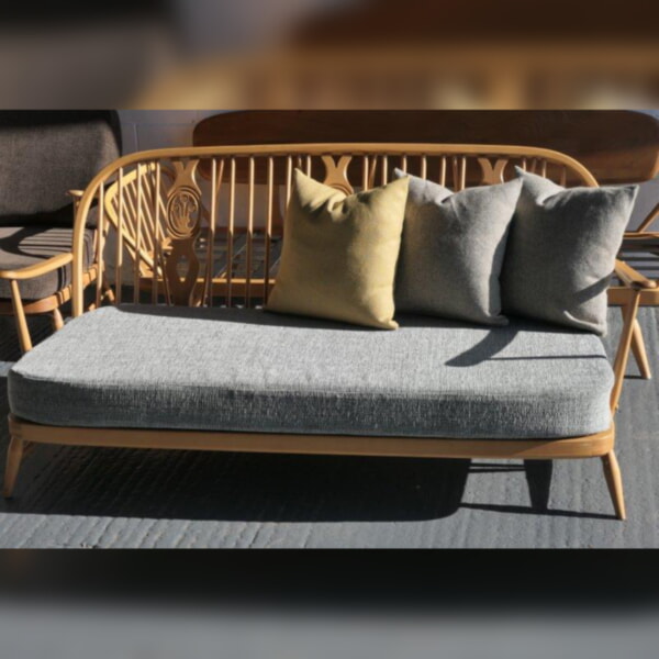 Ercol 203/252 3 seater settee with scatter cushions.