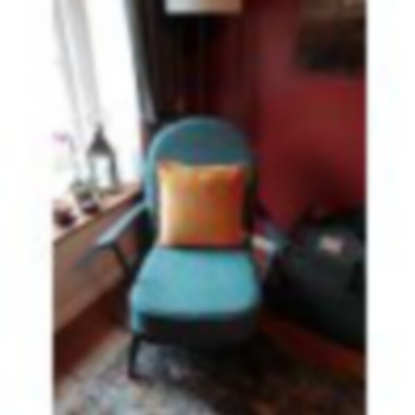 The scatter goes well with the fabric of the cushion.